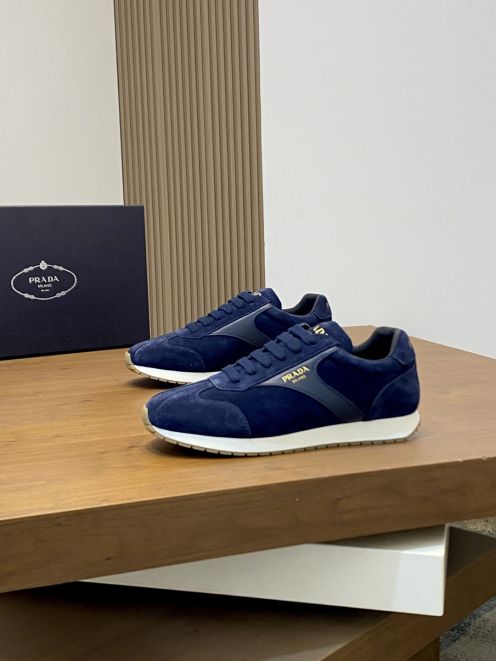 プラダ ハイブランド スエードスニーカー ネイビー ローカット 上品仕上げ