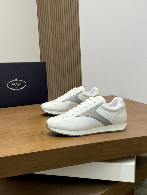 プラダ ハイブランド レザースニーカー ローカット 上品ホワイト