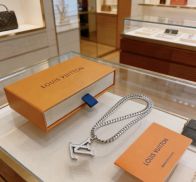 ルイヴィトン スーパーコピー LVロゴネックレス シルバーチェーン 高再現度