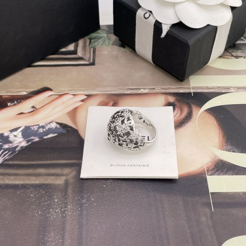 シャネル n級 カメリアモチーフリング ストーン装飾ジュエリー 高級感仕上げ