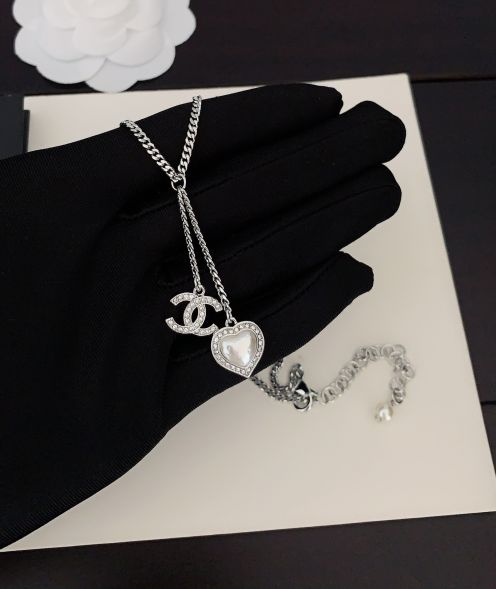 シャネル 本物級コピー CCロゴ ハートチャーム ネックレス シルバーチェーン
