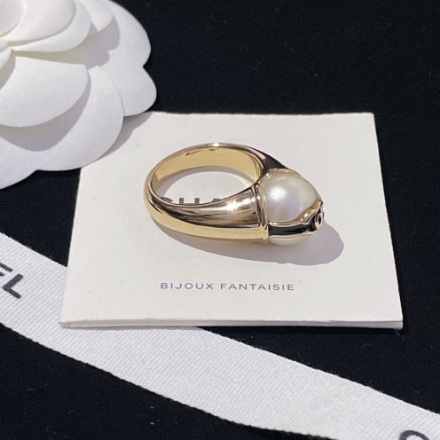 シャネル ブランド コピー パールデザインリング ゴールドジュエリーモデル 精密ディテール