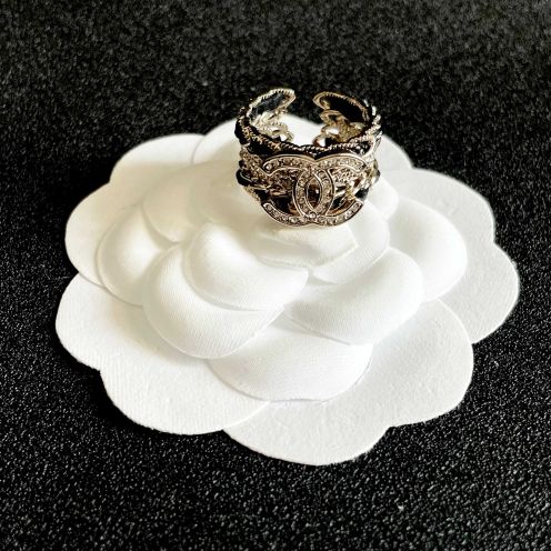 シャネル ハイブランド リング CCロゴ ラインストーン装飾 ワイドデザイン 高級感ジュエリー