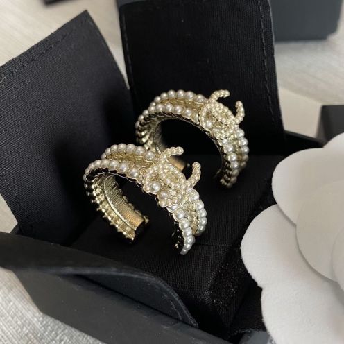 シャネル スーパーコピー フープピアス パール装飾 CCロゴデザイン ゴールドエレガント仕様 リピーター多数