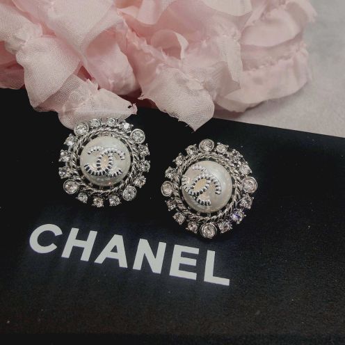 シャネル 本物級コピー ラウンドピアス パール装飾 ラインストーン精密デザイン 高評価