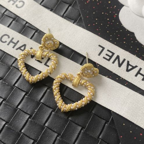 シャネル スーパーコピー ハートピアス パール装飾 ゴールドデザイン 高級感仕上げ