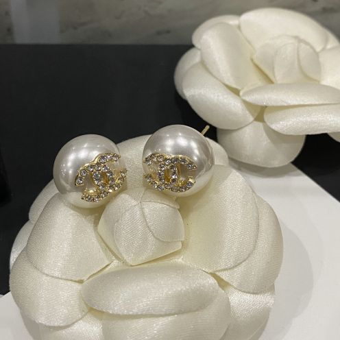 シャネル スーパーコピー ラウンドピアス パール風デザイン ストーン装飾 上質感