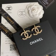 シャネル ブランド コピー CCロゴピアス パール装飾 ゴールドエレガントデザイン 発送保証