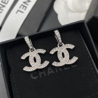 シャネル ハイブランド CCロゴピアス ラインストーン装飾 シルバー揺れるデザイン 口コミ多数