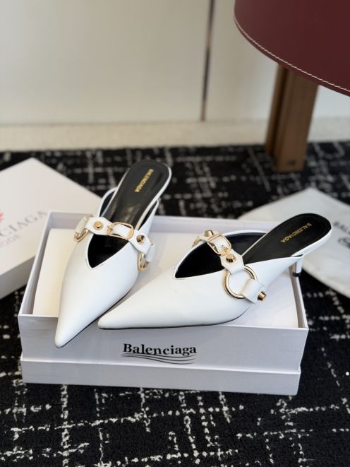 バレンシアガ 本物級コピー ミュールパンプス ポインテッドトゥ メタルバックル 洗練設計 発送保証