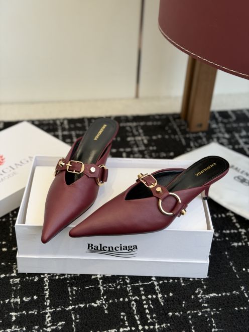 バレンシアガ スーパーコピー ミュールパンプス ポインテッドトゥ メタルバックル モード設計 定番