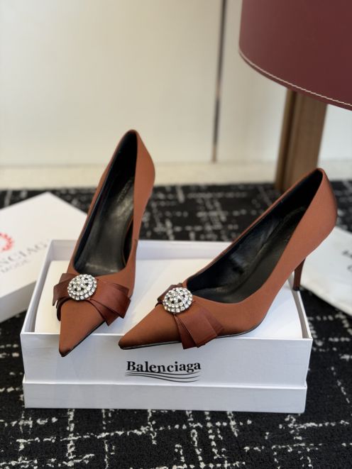 バレンシアガ ハイブランド パンプス ポインテッドトゥ ビジューバックル エレガント設計 実店舗運営