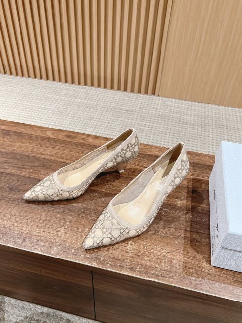 ディオール 本物級コピー ポインテッドトゥパンプス 刺繍デザイン 激安 上質感仕上げ