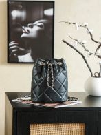 シャネル ブランド コピー 巾着ショルダーバッグ キルティングデザイン チェーン装飾 上質感 口コミ多数