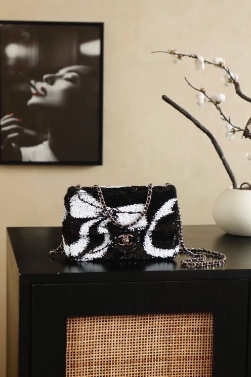 シャネル ハイブランド スパンコールチェーンショルダーバッグ バタフライデザイン フラップ仕様 数量限定入荷