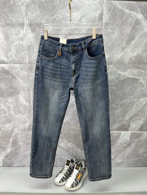 グッチ スーパーコピー デニムパンツ ストレートシルエット ヴィンテージ加工 通気仕様 定番モデル