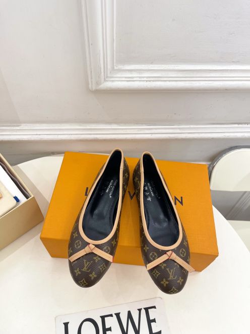 ルイヴィトン 本物級コピー バレエシューズ モノグラムデザイン リボン装飾 上品仕上げ 満足度高い