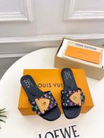 ルイヴィトン n級 フラットサンダル マルチカラーモノグラム スタッズデザイン カジュアル高級感 細部まで忠実