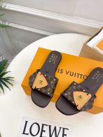 ルイヴィトン スーパーコピー フラットサンダル モノグラムデザイン スタッズ装飾 カジュアル高級感 上質感