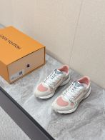 ルイヴィトン スーパーコピー ランニングスニーカー メッシュ切替デザイン 軽量クッション 快適設計 数量限定入荷
