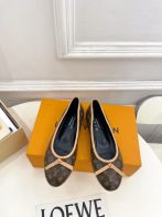 ルイヴィトン 本物級コピー バレエシューズ モノグラムデザイン リボン装飾 上品仕上げ 満足度高い