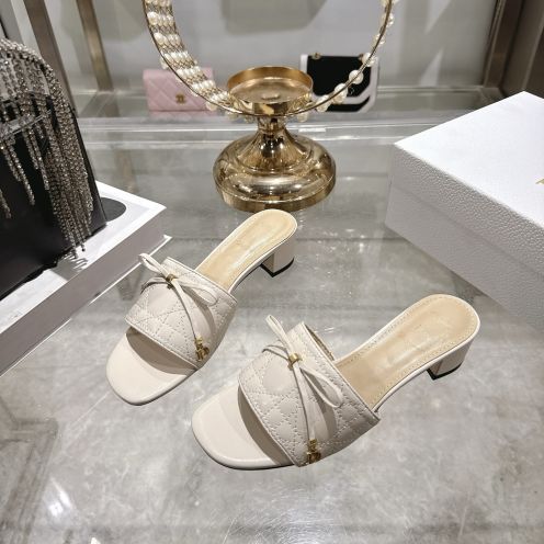 ディオール スーパーコピー ミュールサンダル キルティングデザイン リボン装飾 高級感仕上げ