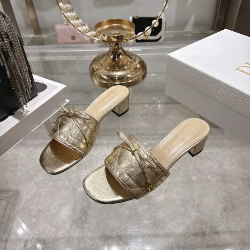 ディオール ブランド コピー ミュールサンダル キルティング加工 リボンディテール 上質感