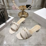ディオール スーパーコピー ミュールサンダル キルティングデザイン リボン装飾 高級感仕上げ