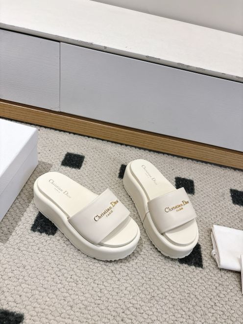 ディオール 本物級コピー ロゴプレートスライドサンダル 厚底ソール設計 実店舗運営
