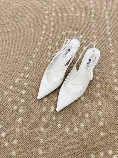 プラダ 本物級コピー パンプス ホワイト バックストラップ ポインテッドトゥ リボンディテール エナメル調