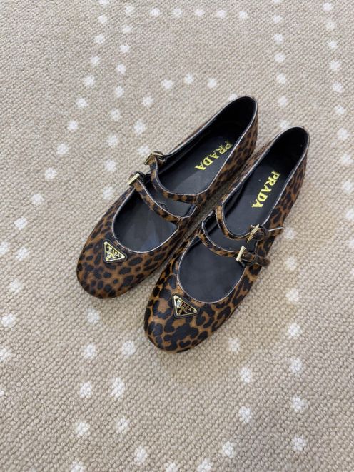 プラダ 本物級コピー バレエシューズ レオパード柄 ダブルストラップ トライアングルロゴ フラットシューズ