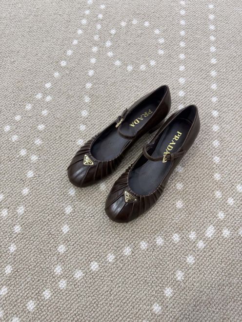 プラダ 格安 パンプス ストラップデザイン ラウンドトゥレザー 上質感モデル 確実に届く