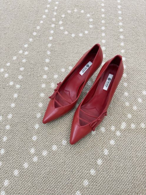 プラダ n級 パンプス ポインテッドトゥデザイン リボン装飾 レザー仕様 上質感モデル 数量限定入荷