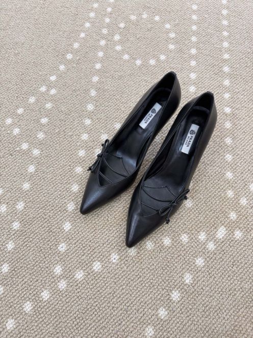 プラダ ハイブランド パンプス ポインテッドトゥデザイン リボン装飾 レザー仕様 上質感モデル 職人技術再現