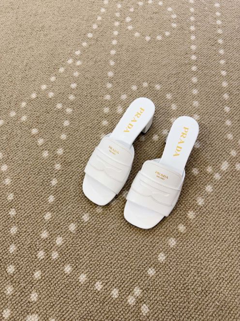 プラダ スーパーコピー サンダル ロゴデザイン レザーストラップ ミニヒールモデル 激安