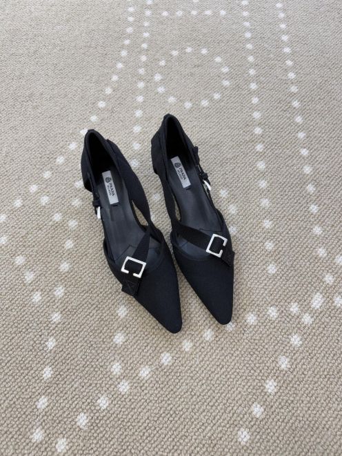 プラダ 格安 パンプス ポインテッドトゥデザイン ストラップ装飾 上質感モデル 満足度高い