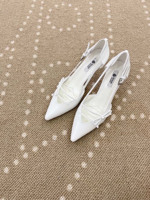 プラダ 本物級コピー パンプス バックストラップデザイン ポインテッドトゥレザー 上質感モデル 即納対応