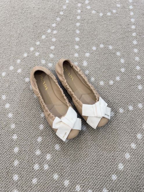 プラダ スーパーコピー バレエシューズ リボンデザイン フラットパンプス 上質感モデル 実店舗運営