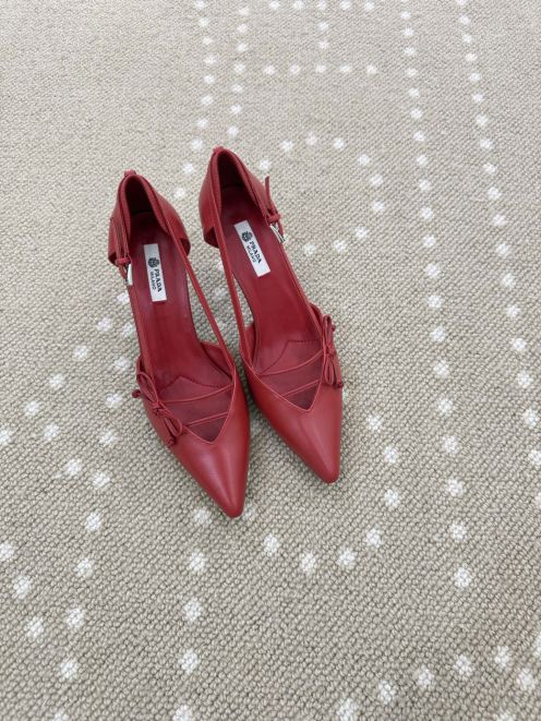 プラダ 本物級コピー パンプス レッドカラー バックストラップ ポインテッドトゥ リボンデザイン 上質レザー