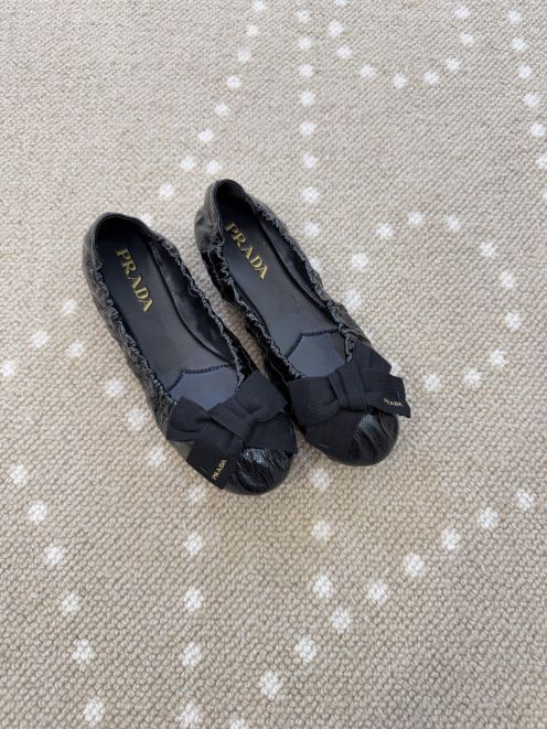 プラダ n級 バレエシューズ リボンデザイン エナメル調フラット 上質感モデル 丁寧な縫製