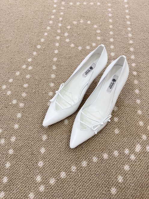 プラダ ブランド コピー パンプス ポインテッドトゥデザイン リボン装飾 レザー仕様 上質感モデル 即納対応