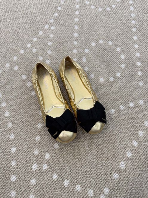 プラダ ブランド コピー バレエシューズ メタリックデザイン リボン装飾 フラットモデル 高品質