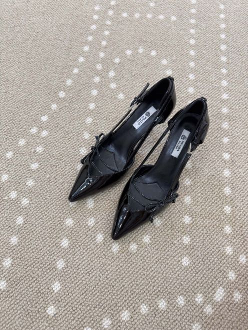 プラダ 格安 パンプス ポインテッドトゥデザイン リボン装飾 エナメル調 上質感モデル 安全取引