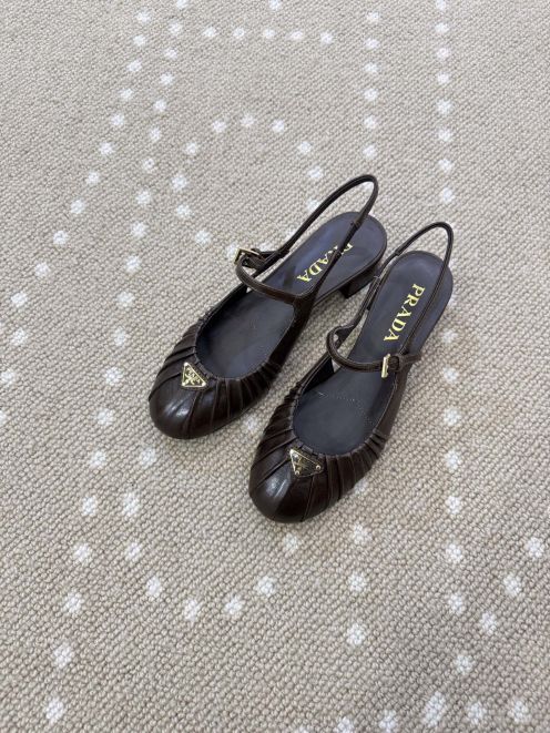 プラダ スーパーコピー パンプス バックストラップデザイン ラウンドトゥレザー 上質感モデル 梱包丁寧