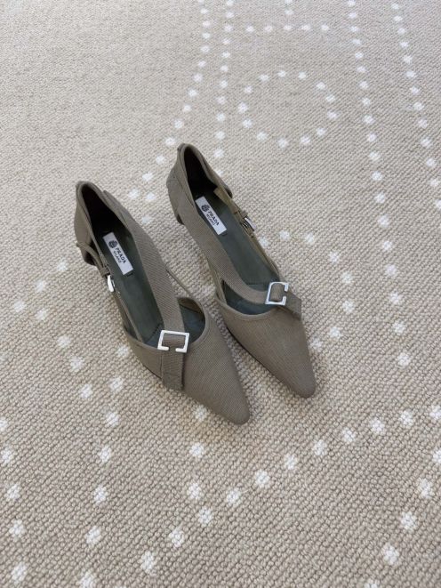 プラダ ハイブランド パンプス ポインテッドトゥデザイン ストラップ装飾 上質感モデル 口コミ多数