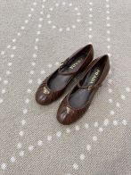 プラダ ハイブランド パンプス ストラップデザイン ラウンドトゥレザー 上質感モデル 発送保証