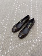 プラダ 格安 パンプス ストラップデザイン ラウンドトゥレザー 上質感モデル 確実に届く