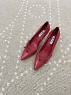 プラダ n級 パンプス ポインテッドトゥデザイン リボン装飾 レザー仕様 上質感モデル 数量限定入荷