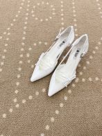 プラダ 本物級コピー パンプス バックストラップデザイン ポインテッドトゥレザー 上質感モデル 即納対応