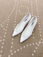 プラダ ブランド コピー パンプス ポインテッドトゥデザイン リボン装飾 レザー仕様 上質感モデル 即納対応